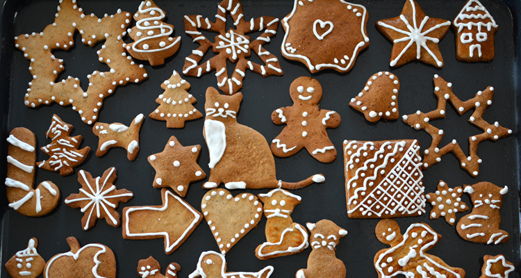 Honiglebkuchen mit Zuckerglasur-Verzierung - gustoreich.at
