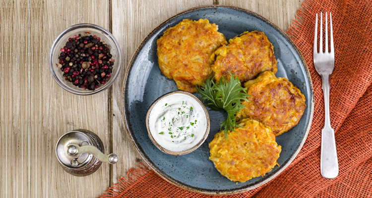 Kartoffel-Karotten-Puffer mit Kräuter-Joghurt-Dip - gustoreich.at