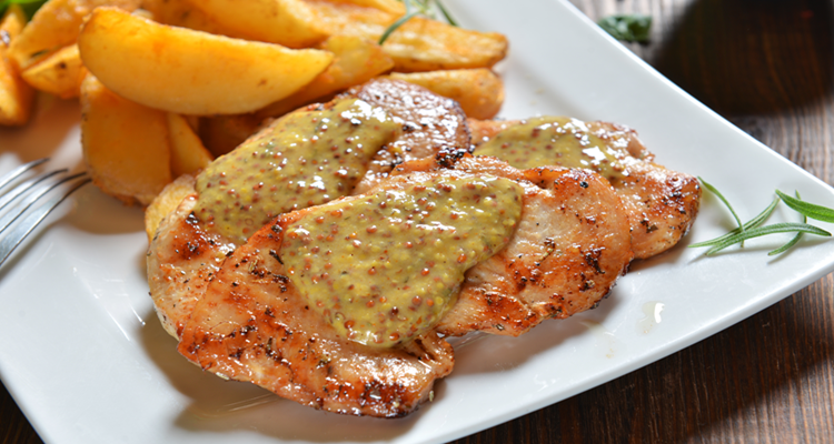 Gebratene Putenschnitzel mit Honig-Senf-Sauce und - gustoreich.at