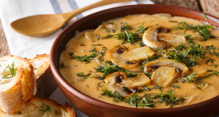 Vegane Schwammerlsuppe mit frischem Dill und gerös - gustoreich.at