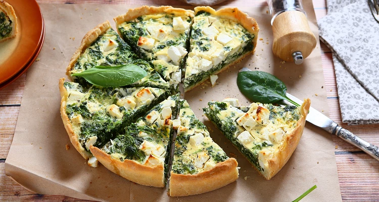 Quiche mit frischem Blattspinat und Schafkäse