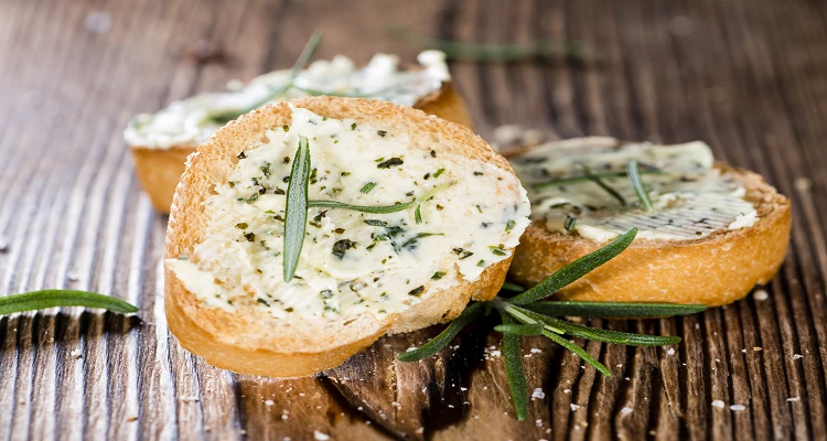 Selbstgemachte Kräuterbuttervarianten