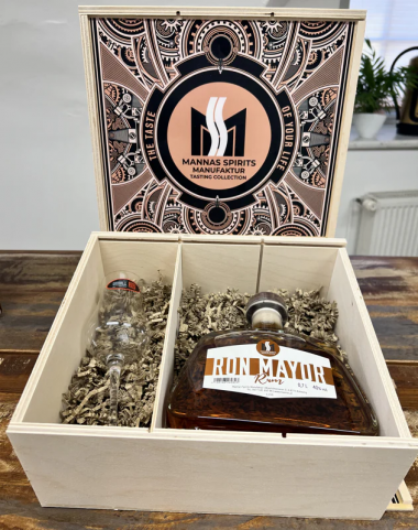 Rum-Geschenkbox mit Ron Mayor Rum und Riedel Rumglas in handgefertigter Holzbox