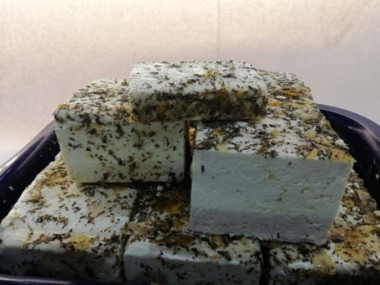Schafs / Ziegenkäse im mediterranem Kräuteröl