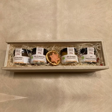 Holz Kistl mit 4 Fruchtaufstrichen und Deko