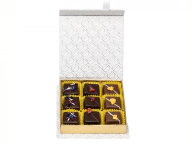 Sonnenkissen - 9 Fruchtpralinen mit Veilchenblüten, kandierten Rosen und Orangen